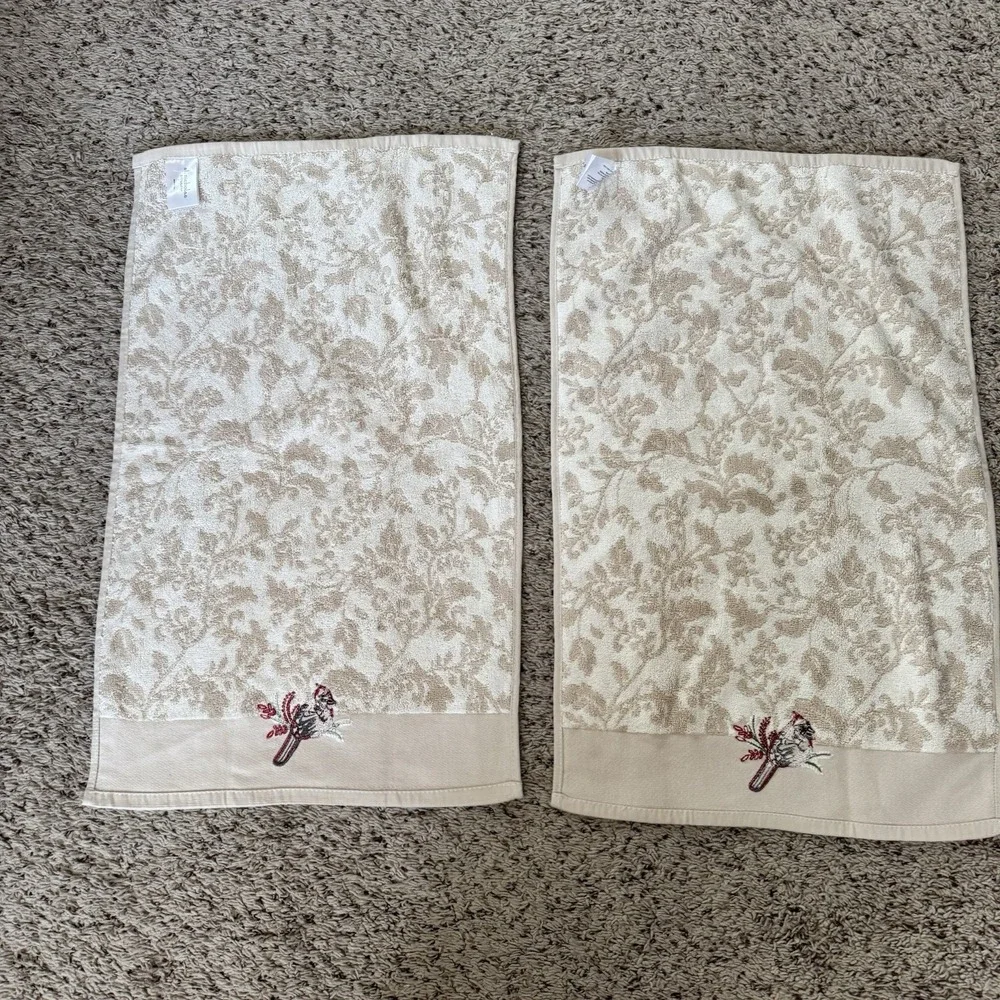 ST Nicholas Square 2 hand Towels 26x16 with Cardinals Textured Cotton‎